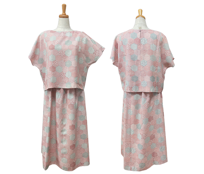 TO-48A　ボートネックブラウス　￥17,600　BO-11C　ウエストゴムのスカート　￥19,800